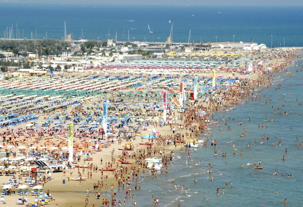 Famiglie più povere, anche il turismo ne risente. «La riviera ravennate regge per i prezzi popolari»