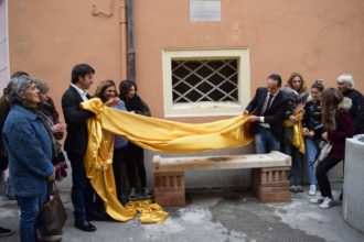 Le panchine del dialogo in via Salara