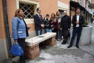 Le panchine del dialogo in via Salara