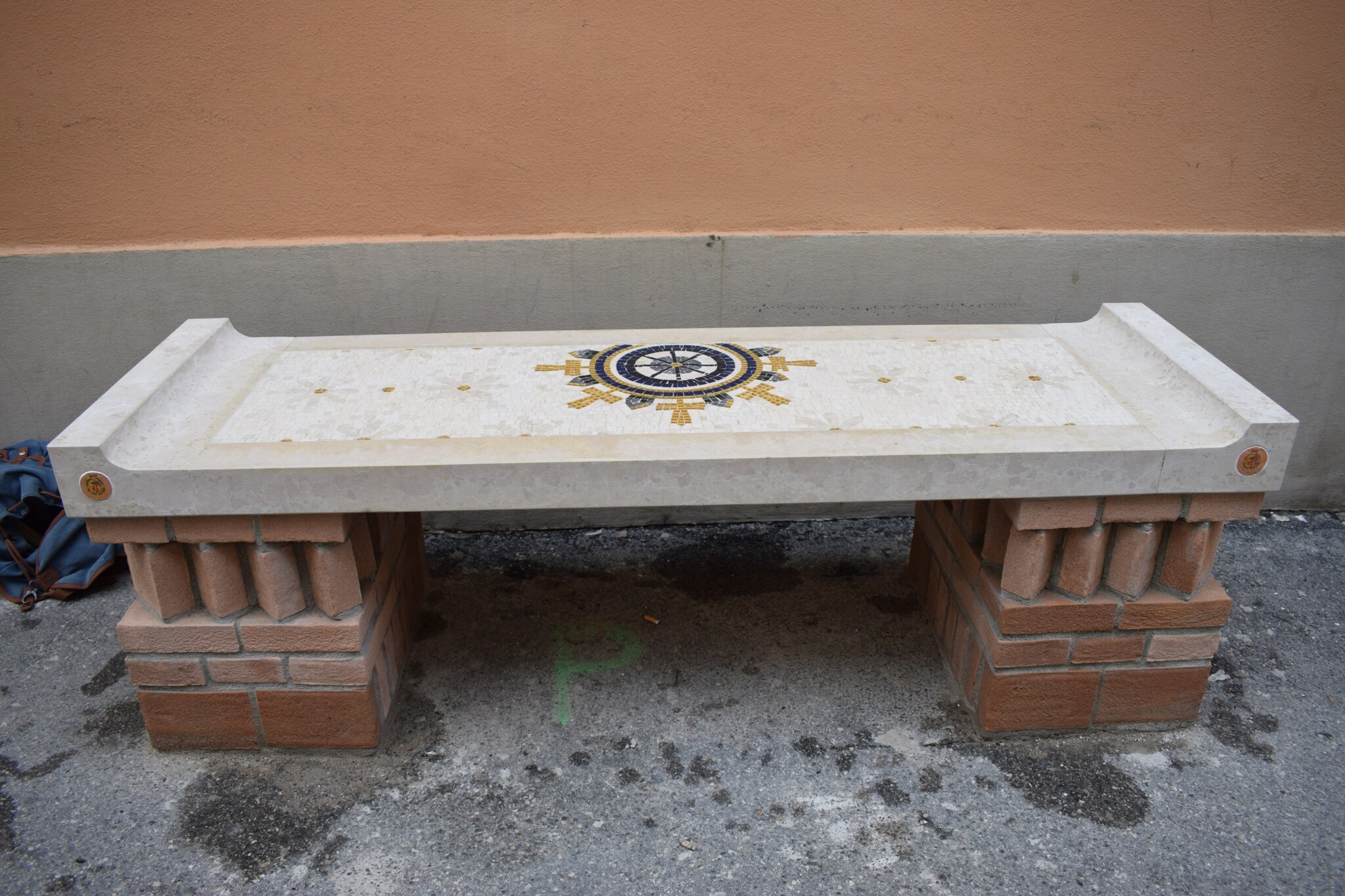 Le panchine del dialogo in via Salara