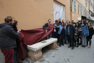 Le panchine del dialogo in via Salara