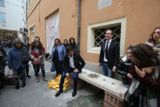 Le panchine del dialogo in via Salara