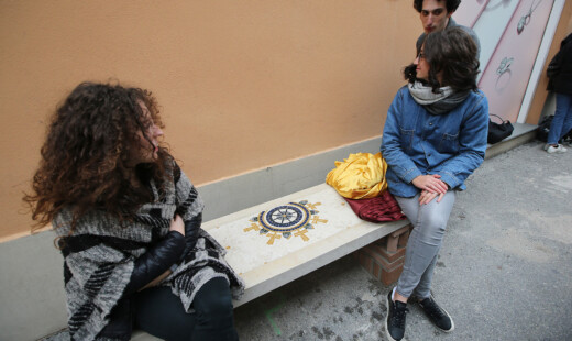Le panchine del dialogo in via Salara