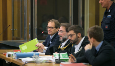 Il banco dell'imputato: in fondo Matteo Cagnoni, accanto a lui il collegio difensivo coordinato dall'avvocato Giovanni Trombini