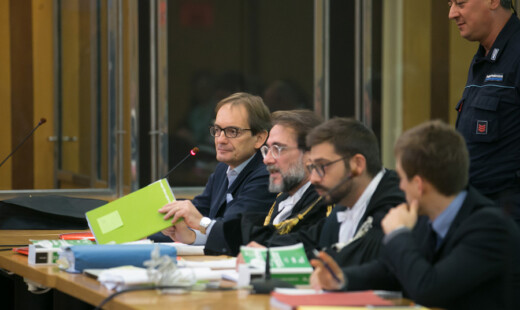 Il banco dell'imputato: in fondo Matteo Cagnoni, accanto a lui il collegio difensivo coordinato dall'avvocato Giovanni Trombini