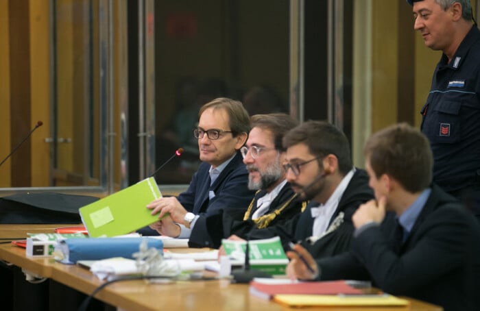 Il banco dell'imputato: in fondo Matteo Cagnoni, accanto a lui il collegio difensivo coordinato dall'avvocato Giovanni Trombini