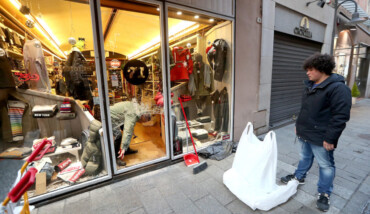 RAVENNA 29/12/2017. SPACCATA IN VIA CAIROLI AI DANNI DI UN NEGOZIO DI ABBIGLIAMENTO