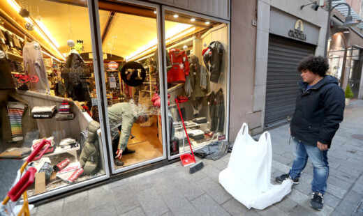 RAVENNA 29/12/2017. SPACCATA IN VIA CAIROLI AI DANNI DI UN NEGOZIO DI ABBIGLIAMENTO