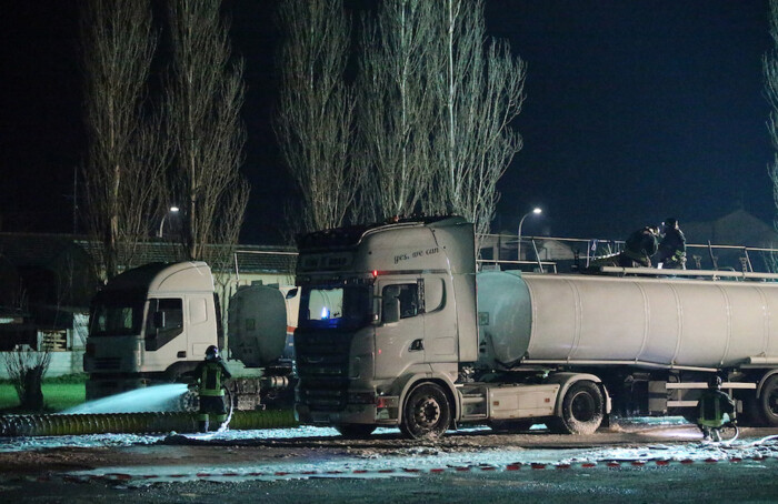 RAVENNA 20/12/2017. STATALE ROMEA CHIUSA AL TRAFFICO A CAUSA DELLA PERDITA DI BENZINA DA UNA AUTOCISTERNA