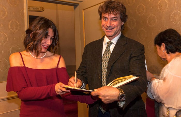 Alberto Angela firma autografi