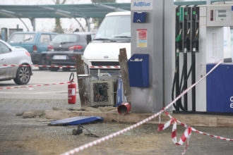 RAVENNA 29/01/2018. DISTRUTTE LE COLONNINE DEL DISTRIBUTORE Q8 IN VIA NAVIGLIO