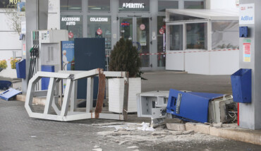 RAVENNA 29/01/2018. DISTRUTTE LE COLONNINE DEL DISTRIBUTORE Q8 IN VIA NAVIGLIO 