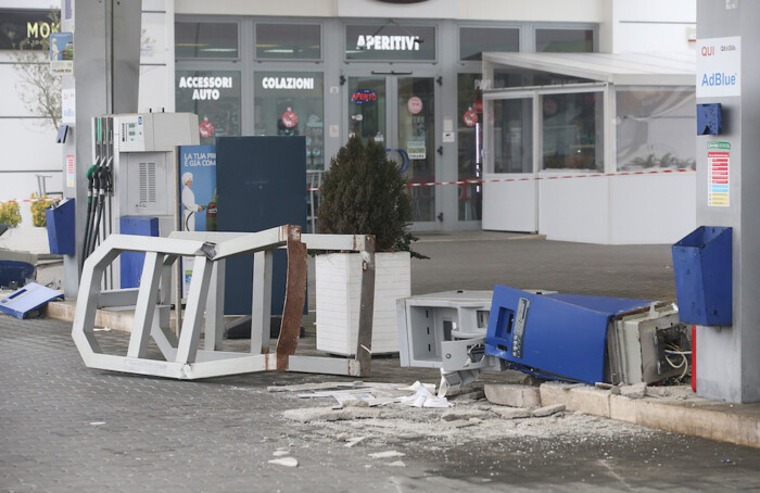 RAVENNA 29/01/2018. DISTRUTTE LE COLONNINE DEL DISTRIBUTORE Q8 IN VIA NAVIGLIO
