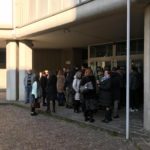 Persone in fila per assistere all'interrogatorio di Matteo Cagnoni