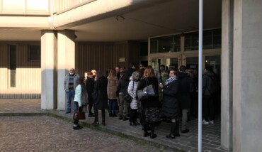 Persone in fila per assistere all'interrogatorio di Matteo Cagnoni
