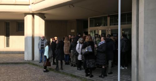 Persone in fila per assistere all'interrogatorio di Matteo Cagnoni
