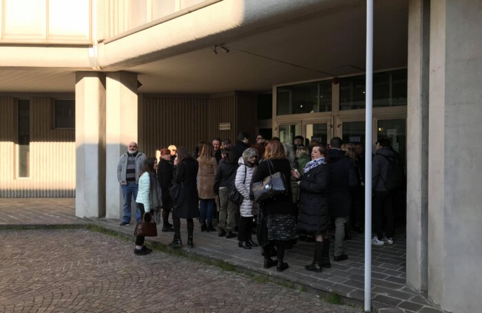 Persone in fila per assistere all'interrogatorio di Matteo Cagnoni