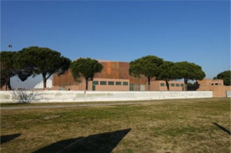 Un rendering della vista del nuovo palasport da via Canale Molinetto. Si vedono le due palestre minori