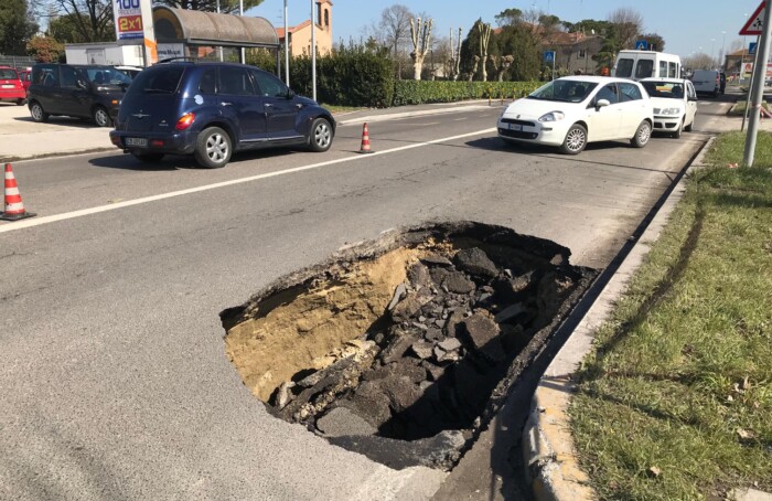 La voragine di via Faentina