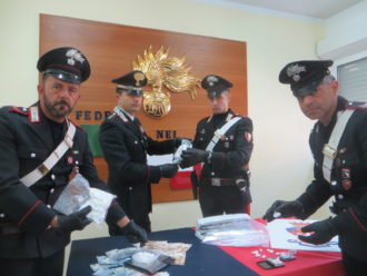 I carabinieri che hanno eseguito l'arresto con la droga sequestrata