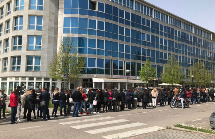 La fila in via della Lirica per le selezioni del Despar
