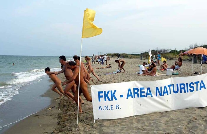 19/07/2002 RAVENNA. SPIAGGIA NUDISTI A LIDO DI DANTE.