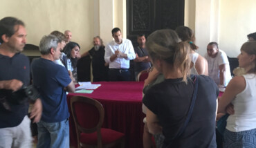 Sindaco Discute Coi Familiari Degli Alunni Disabili Nella Sala A Fianco Del Consiglio Comunae