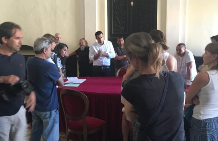 Sindaco Discute Coi Familiari Degli Alunni Disabili Nella Sala A Fianco Del Consiglio Comunae