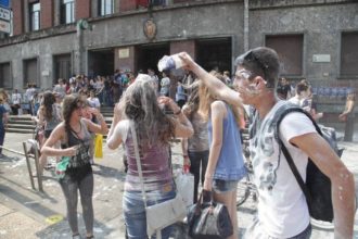 ULTIMO GIORNO DI SCUOLA DAVANTI ALL'ISTITUTO VIRGILIO IN PIAZZA ASCOLI