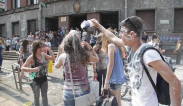 ULTIMO GIORNO DI SCUOLA DAVANTI ALL'ISTITUTO VIRGILIO IN PIAZZA ASCOLI