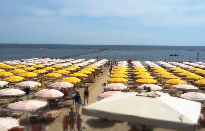 Spiaggia Con Canoa2