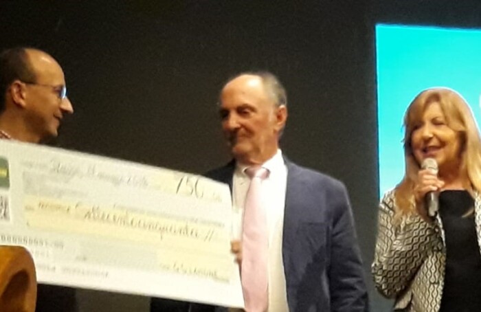 Consegna Assegno All'onlus Il Mantello Vetri