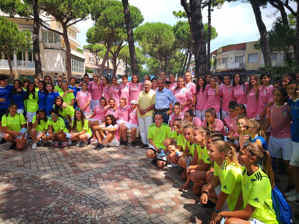 Centinaia di giovanissime atlete presenti in questi giorni a Cervia in occasione del torneo Calcio+15, manifestazione rivolta alle Selezioni Territoriali U15 Femminili organizzata dal Settore Giovanile e Scolastico della FIGC, hanno visitato i giardini insieme all'Assessore Gianni Grandu e al Delegato al Verde di Cervia Riccardo Todoli. L'edizione di quest'anno di “Cervia Città Giardino", la mostra d'arte floreale più grande d'Europa, ha scelto come tema degli allestimenti "Lo Sport tra ambiente e natura" che rispecchia una prerogativa dell’area cervese.