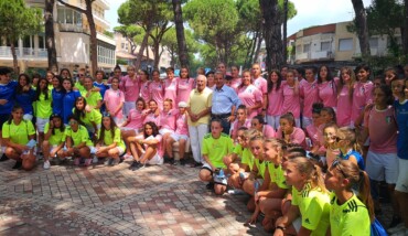 Centinaia di giovanissime atlete presenti in questi giorni a Cervia in occasione del torneo Calcio+15, manifestazione rivolta alle Selezioni Territoriali U15 Femminili organizzata dal Settore Giovanile e Scolastico della FIGC, hanno visitato i giardini insieme all'Assessore Gianni Grandu e al Delegato al Verde di Cervia Riccardo Todoli. L'edizione di quest'anno di “Cervia Città Giardino