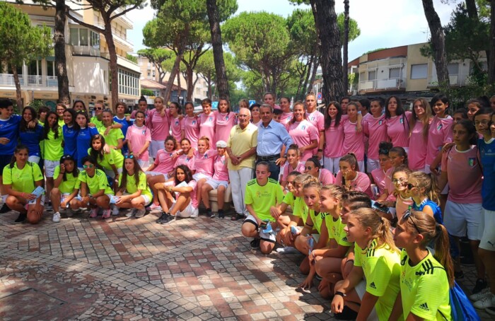 Centinaia di giovanissime atlete presenti in questi giorni a Cervia in occasione del torneo Calcio+15, manifestazione rivolta alle Selezioni Territoriali U15 Femminili organizzata dal Settore Giovanile e Scolastico della FIGC, hanno visitato i giardini insieme all'Assessore Gianni Grandu e al Delegato al Verde di Cervia Riccardo Todoli. L'edizione di quest'anno di “Cervia Città Giardino