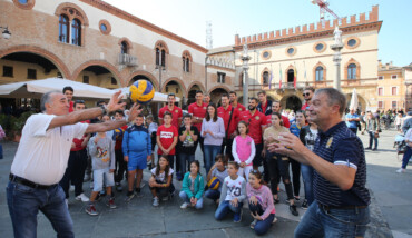 RAVENNA 30/09/2018. VOLLEY PALLAVOLO. I Giocatori Del Consar Grar Ravenna In Piazza Del Popolo Palleggiano Con Bimbi
