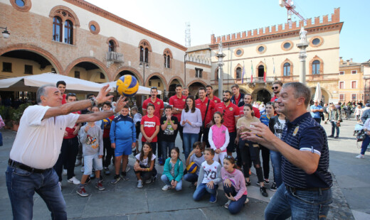 RAVENNA 30/09/2018. VOLLEY PALLAVOLO. I Giocatori Del Consar Grar Ravenna In Piazza Del Popolo Palleggiano Con Bimbi