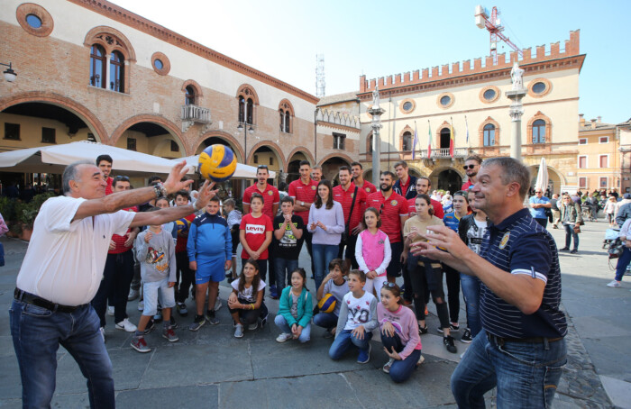 RAVENNA 30/09/2018. VOLLEY PALLAVOLO. I Giocatori Del Consar Grar Ravenna In Piazza Del Popolo Palleggiano Con Bimbi