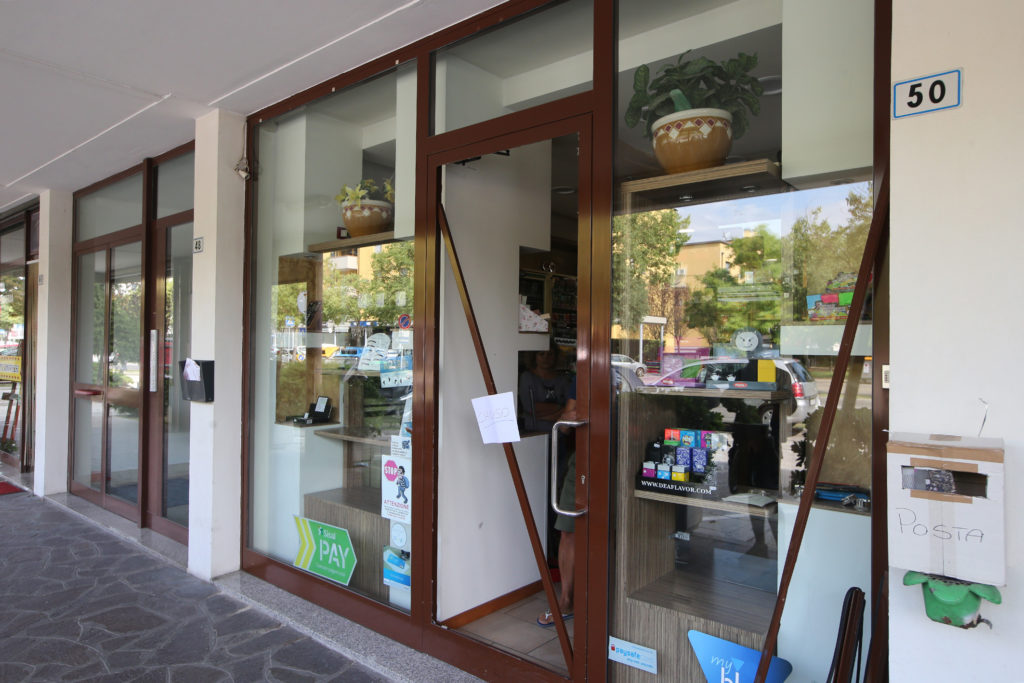 RAVENNA 1/09/2018. SPACCATA AI DANNI DI UNA TABACCHERIA IN VIALE ALBERTI