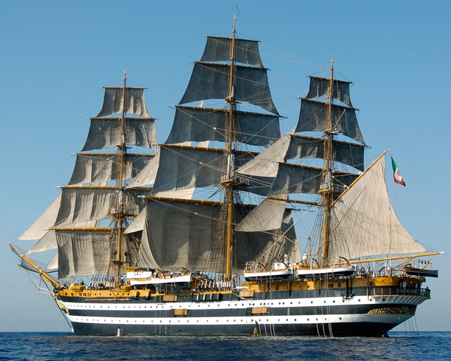 Nave Amerigo Vespucci