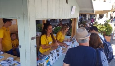 Magliette gialle in piazza