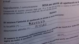 Pittore Su Strada Nel Mirino Della Polizia Municipale (coprire I I Dati Personali)