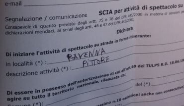 Pittore Su Strada Nel Mirino Della Polizia Municipale (coprire I I Dati Personali)