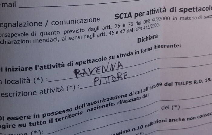 Pittore Su Strada Nel Mirino Della Polizia Municipale (coprire I I Dati Personali)