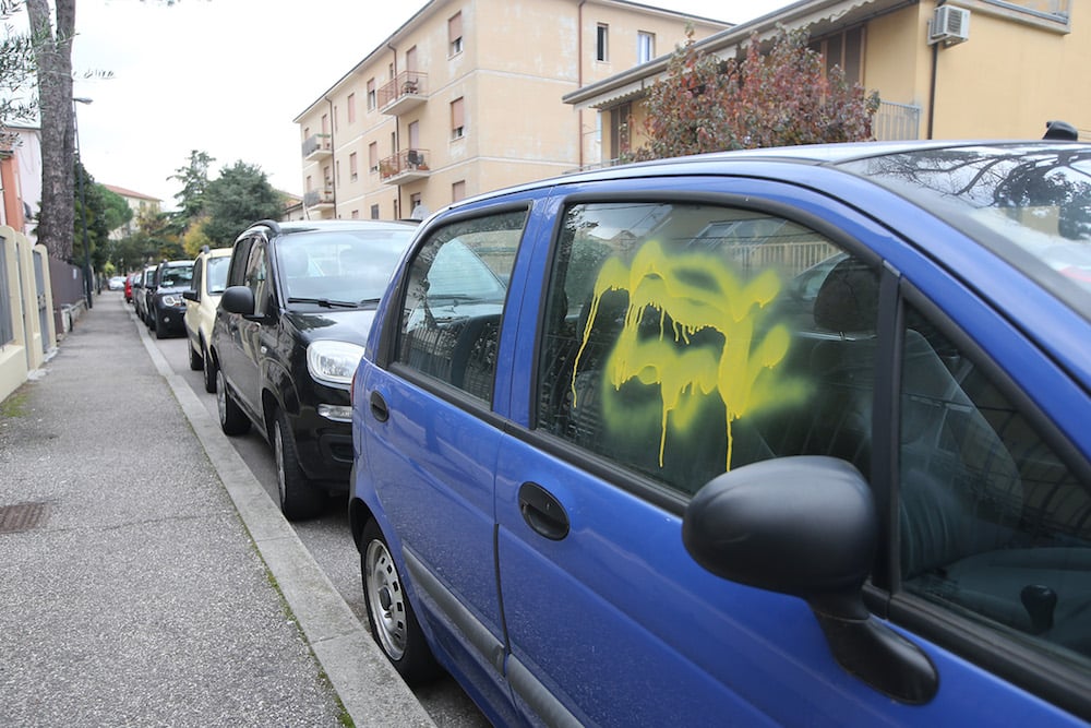 RAVENNA 18/11/2018. IN VIA RUBICONE, VIA CROCETTA E VIA SAN LORENZO IN CESAREA DANNEGGIATE UNA VENTINA DI AUTO CON VERNICE SPRAY GIALLA