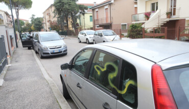 RAVENNA 18/11/2018. IN VIA RUBICONE, VIA CROCETTA E VIA SAN LORENZO IN CESAREA DANNEGGIATE UNA VENTINA DI AUTO CON VERNICE SPRAY GIALLA