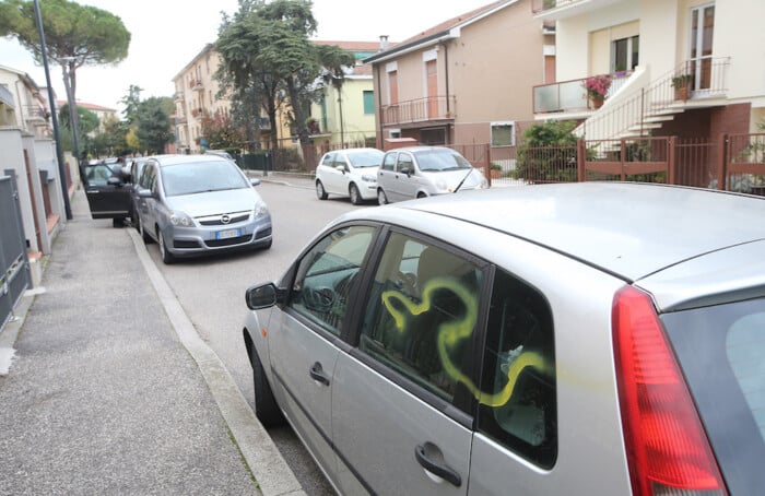 RAVENNA 18/11/2018. IN VIA RUBICONE, VIA CROCETTA E VIA SAN LORENZO IN CESAREA DANNEGGIATE UNA VENTINA DI AUTO CON VERNICE SPRAY GIALLA