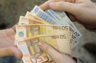 Truffa Estorsione Tanti Euro Soldi Soldi In Mano Usura