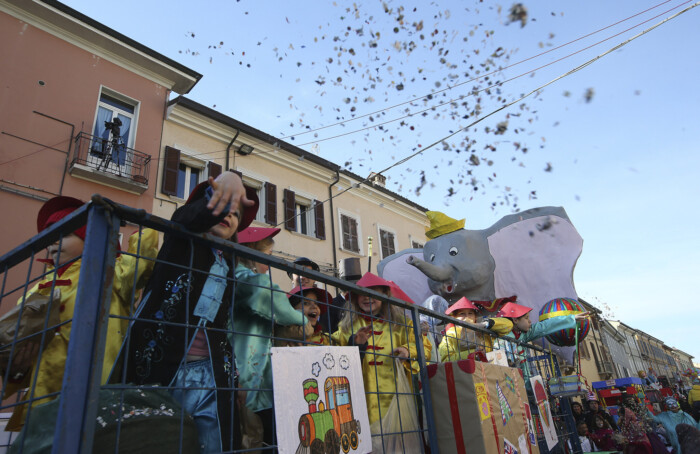 RAVENNA 24/02/2019. CARNEVALE DEI RAGAZZI Sfilata Dei Carri A Ravenna