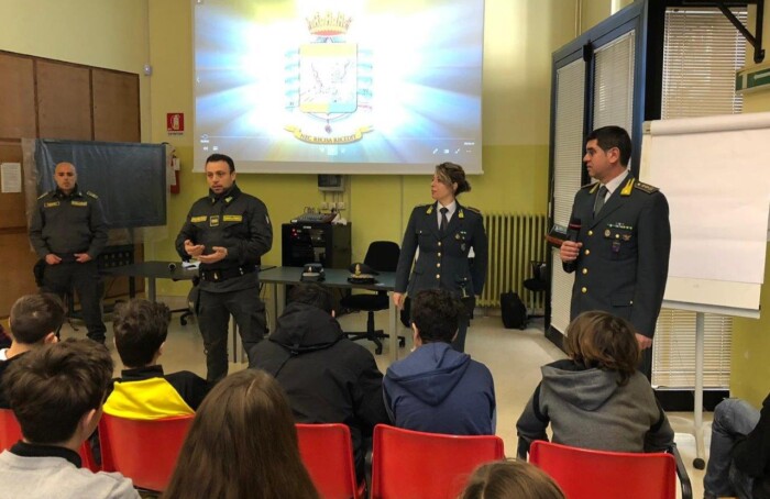 La guardia di finanza a scuola